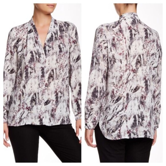 NWT Vince Camuto Printed V-Neck Long Sleeve Blouse S - Picture 1 of 7